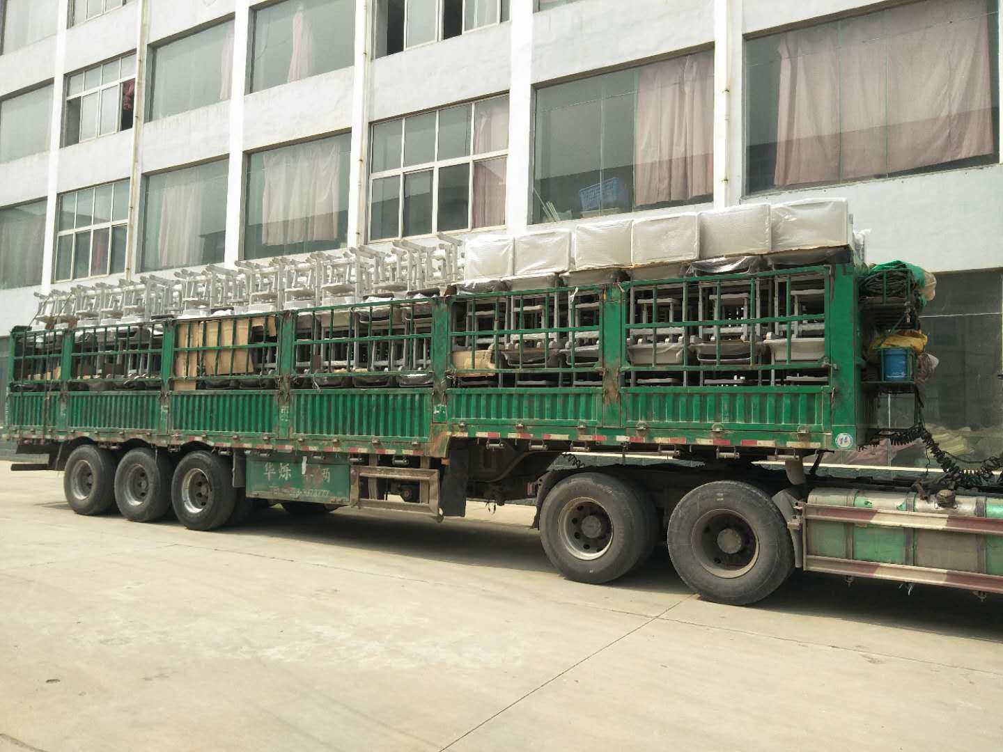 案例|睿學(xué)卓藝4000余套課桌椅批量發(fā)貨，交付客戶